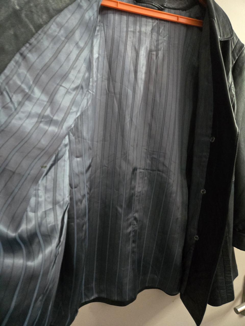 Donkerblauw, vintage leren jack in een oversized blazer-model.