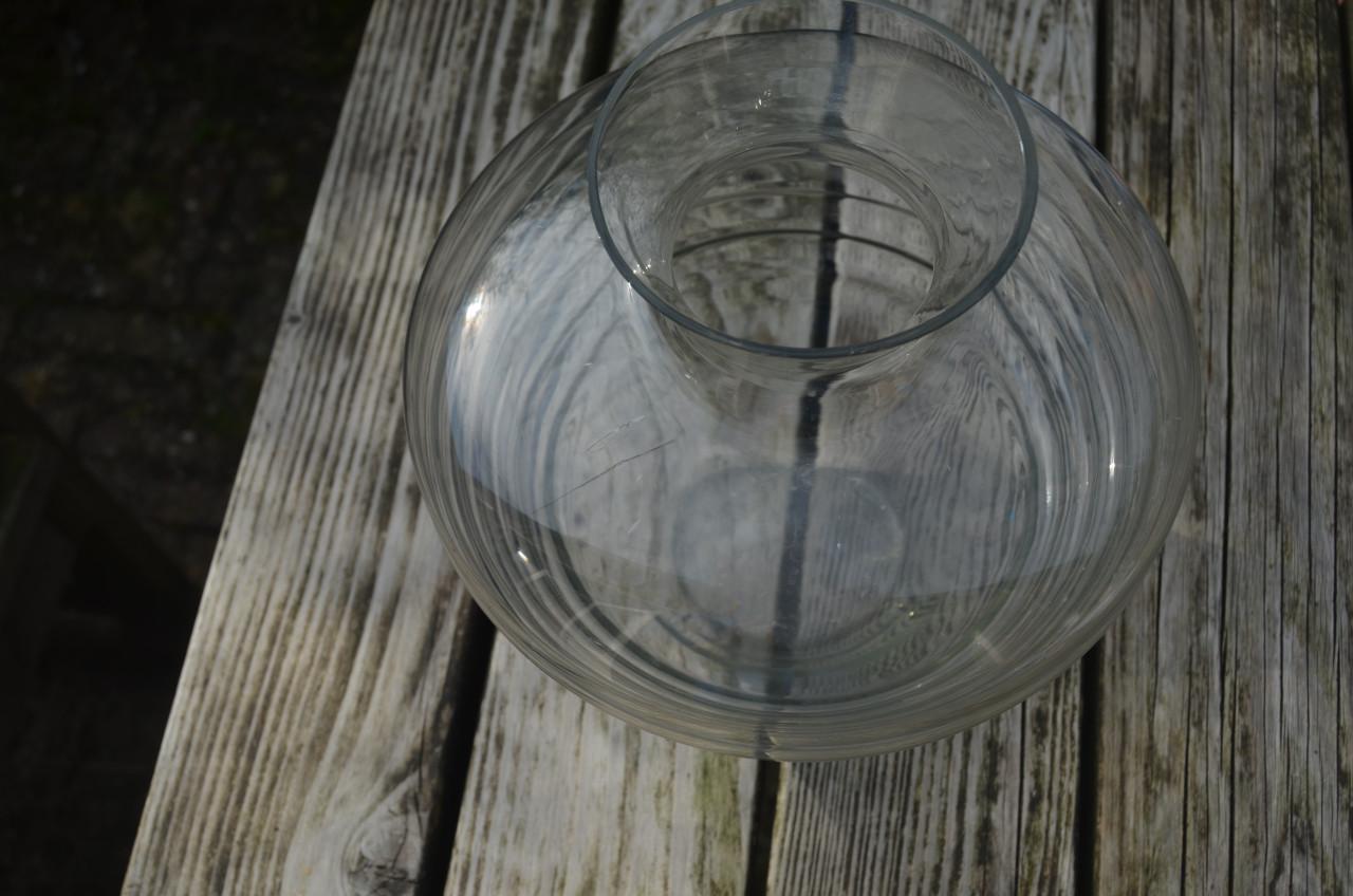 Flinke glazen vaas, geribbeld. 'Leerdam' is mij verteld.