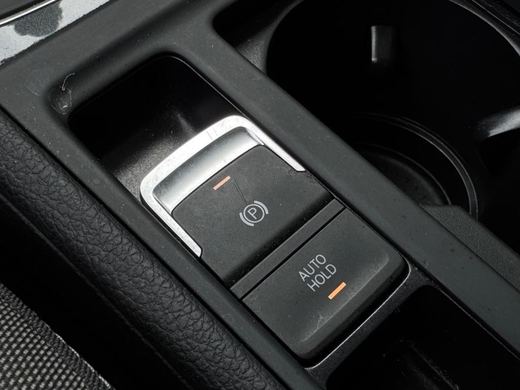 Volkswagen Golf 1.0 tsi * panoramadak * camera * navigatie * massage stoel