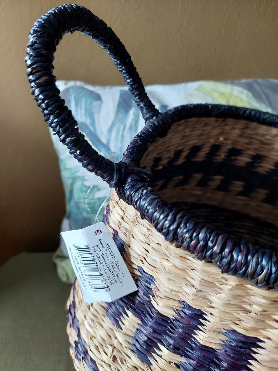 Nieuwe Rotan mand met zwart en hengsels