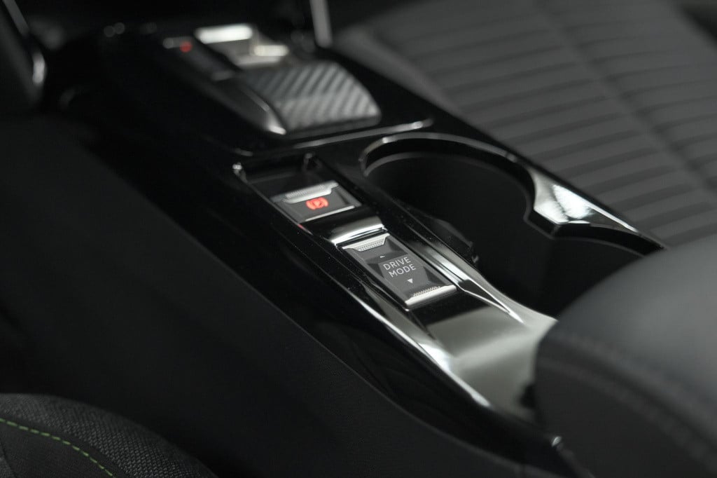 Peugeot E-2008 ev active 50 kwh | parkeersensoren | apple carplay | climate