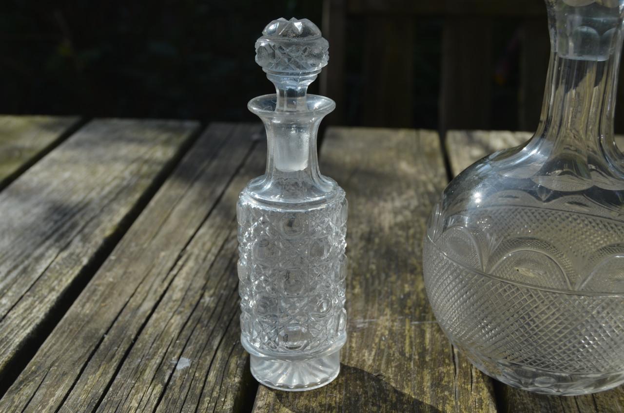 2 Kristallen karafjes in goede staat.
