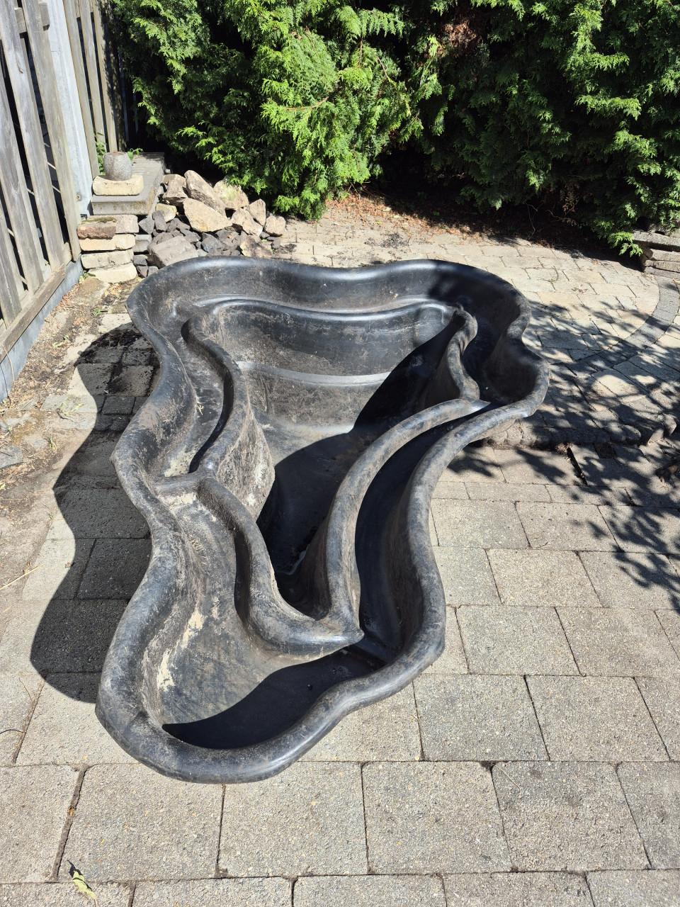 Gebruikte vijverbak voor in de tuin