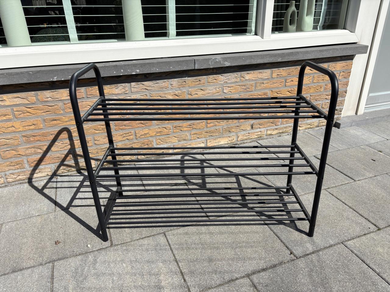 2 zwarte metalen schoenenrekjes