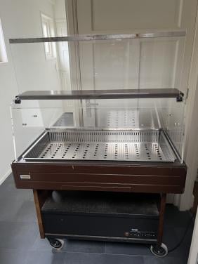 Mooie retro koelvitrine op wieltjes
