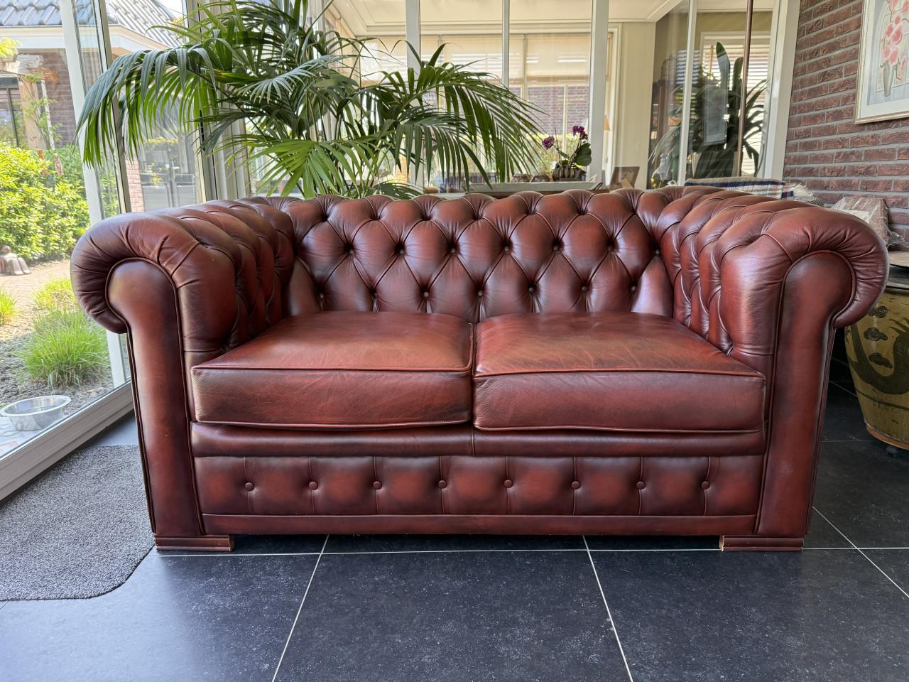 Originele Chesterfield 2-zits bank – nagenoeg nieuw