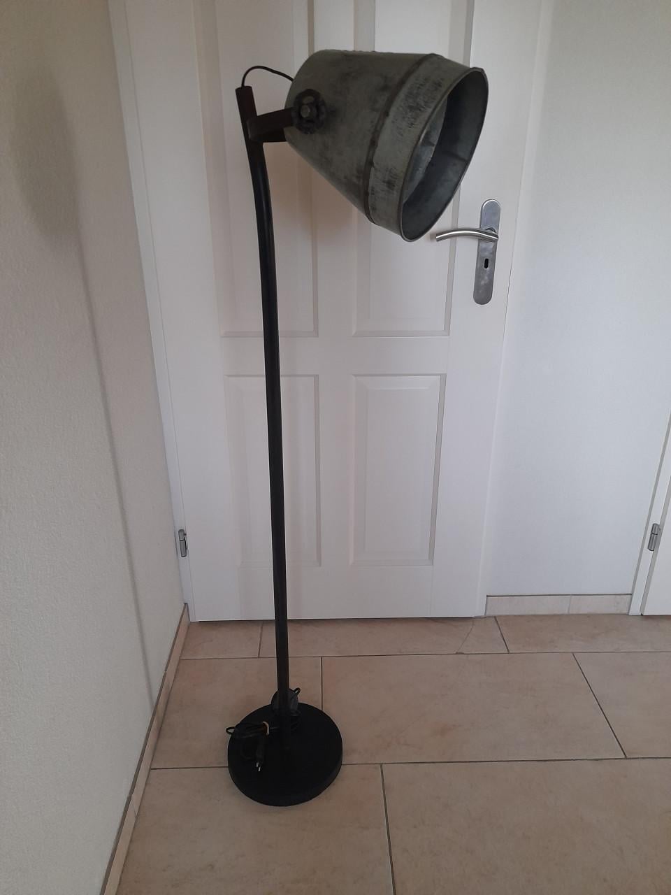 Leuke metalen vloerlamp (in goede staat )  Industriele look!