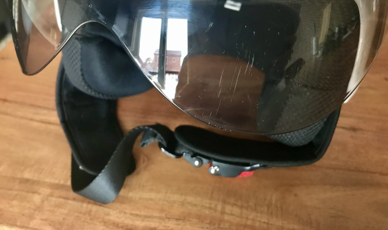 Helm voor scooter, brommer merk Beon  maat L 59