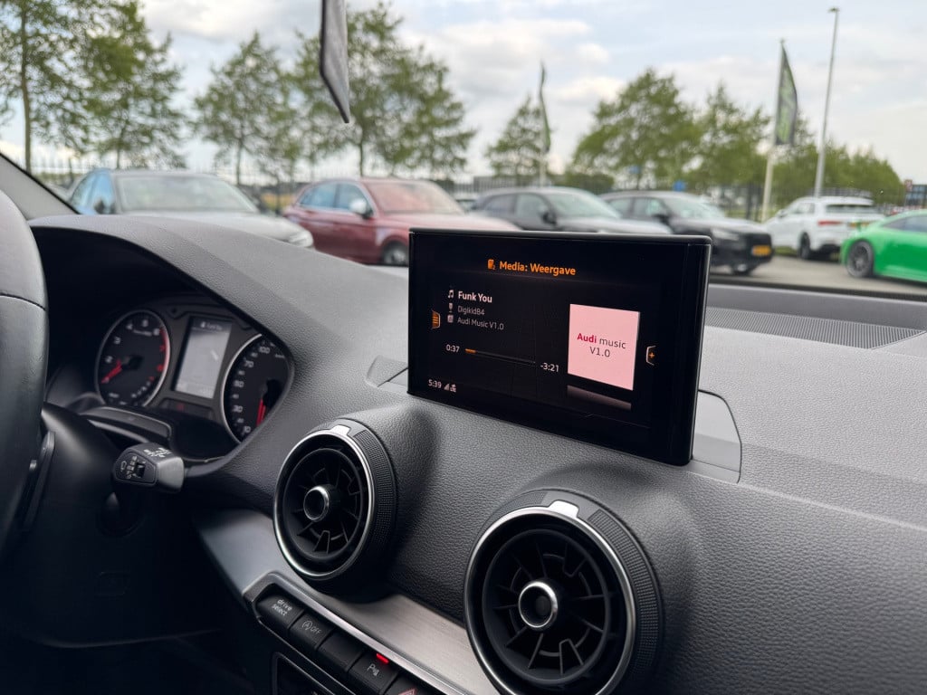 Audi Q2 35 tfsi s edition * panoramadak * camera * keyless