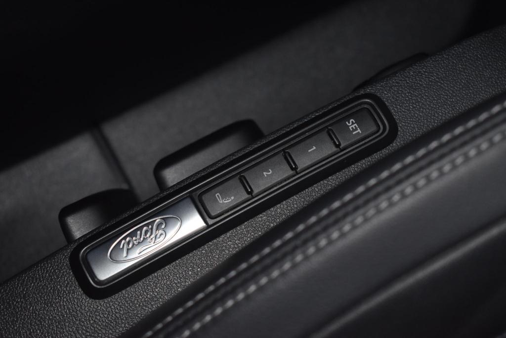 Ford Explorer premium extended range rwd 77 kwh | panoramadak | climate con