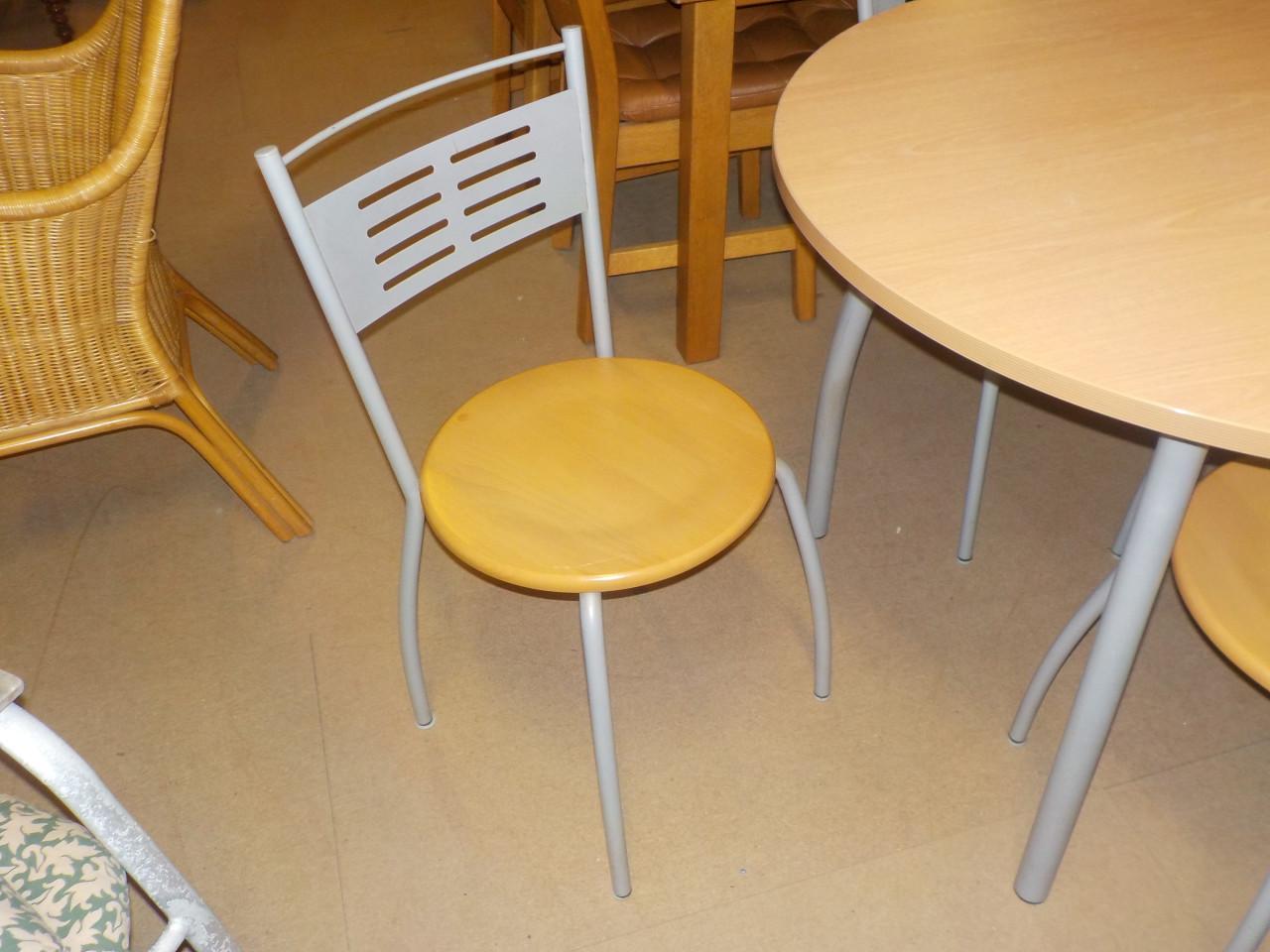 Beuken eettafel diameter 103 cm + 4 stoelen setprijs 95 euro zeer goede sta