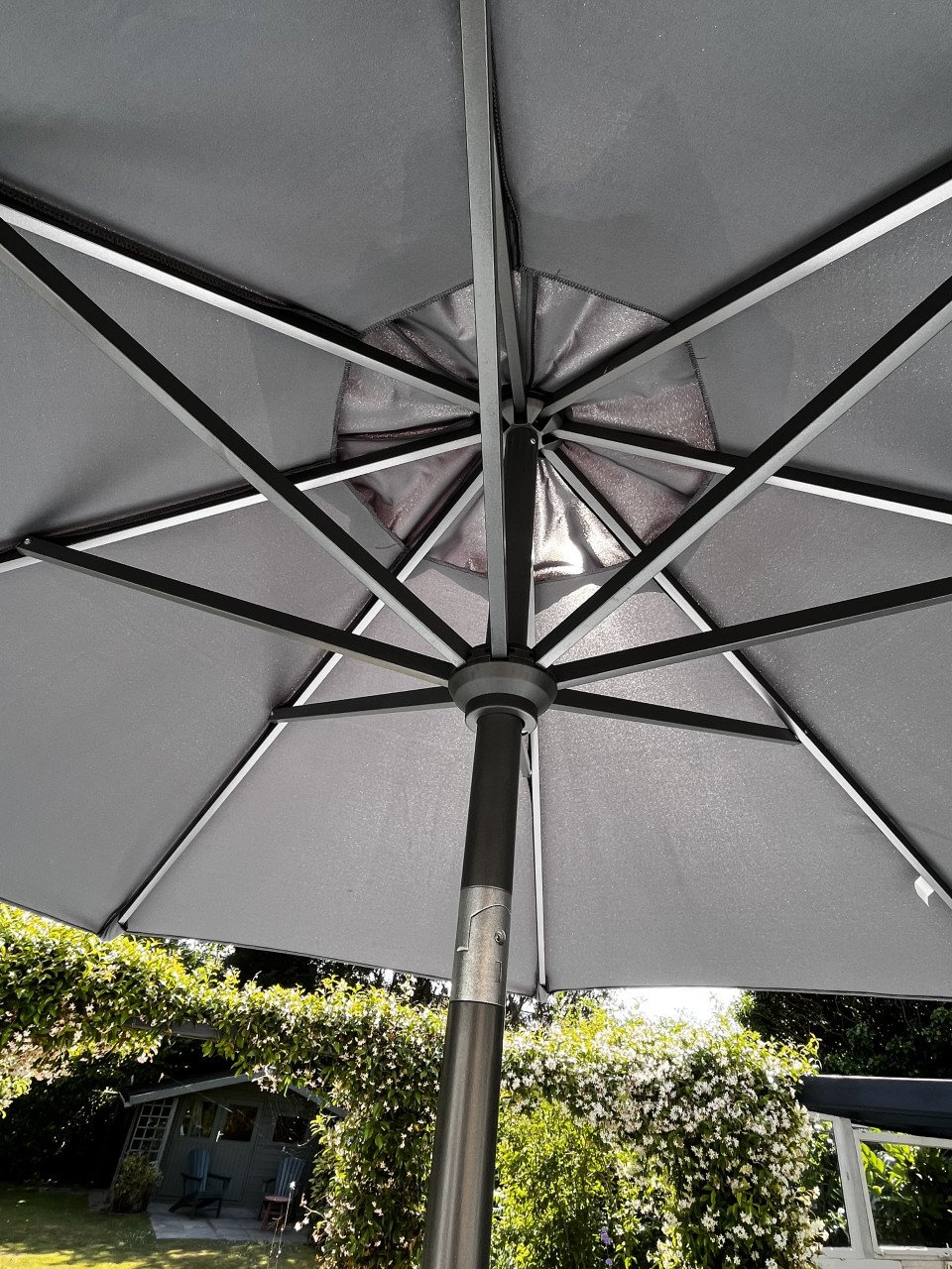 Parasol van Intratuin, met voet en hoes.