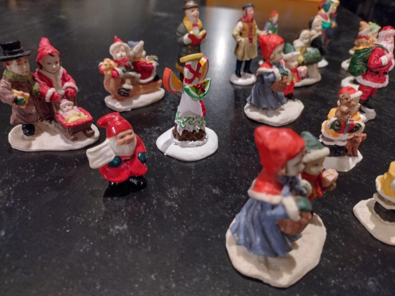 18 poppetjes 5-7 cm hoog