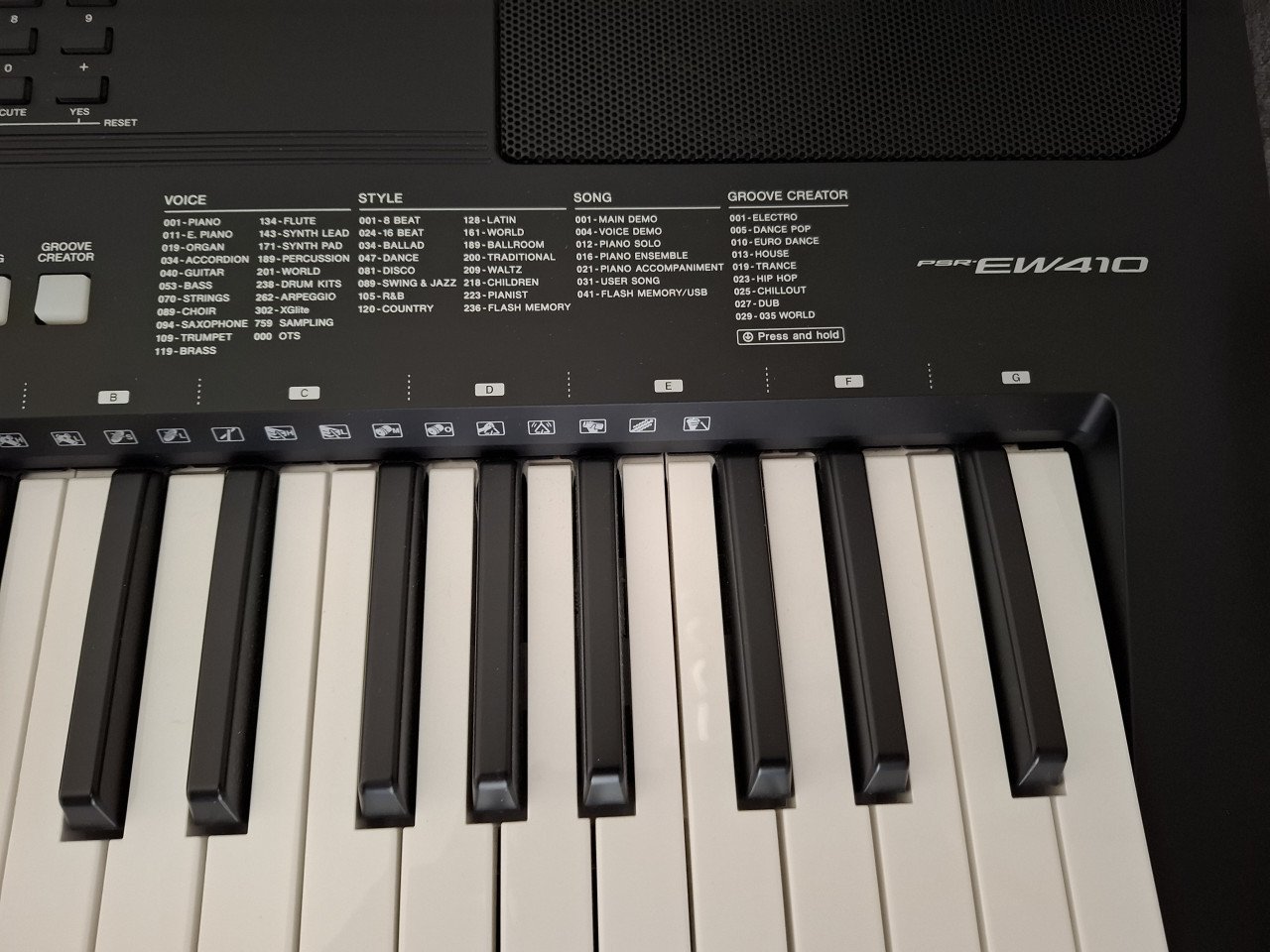 Keyboard Yamaha PSR-EW410 - Met standaard en krukje