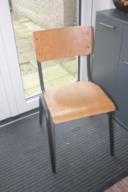 Stoel met houten zitting/metalen frame