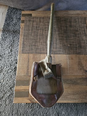 Mooie militaria WO 2 veldschep met mooie leren koker...