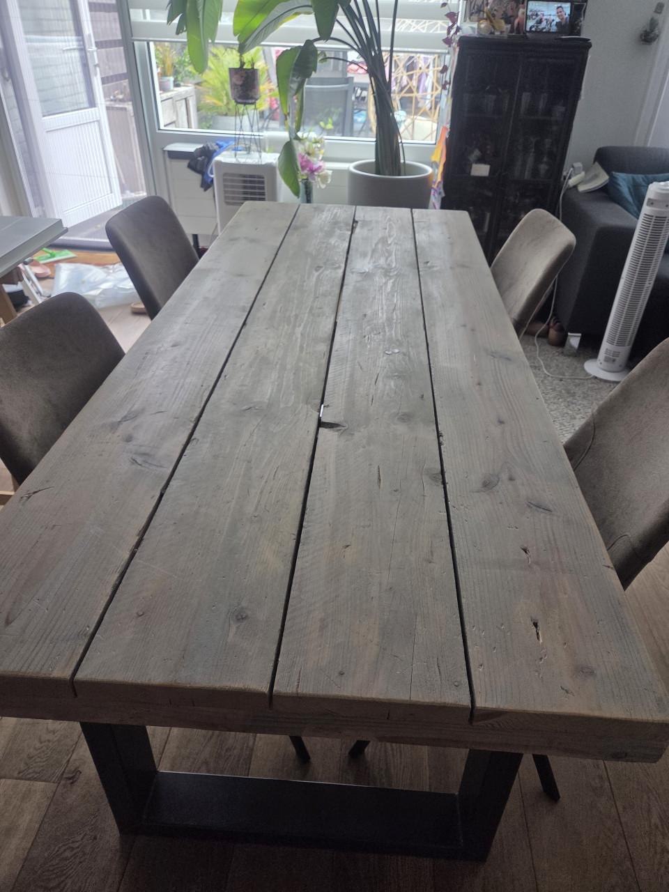 Steigerhouten tafel