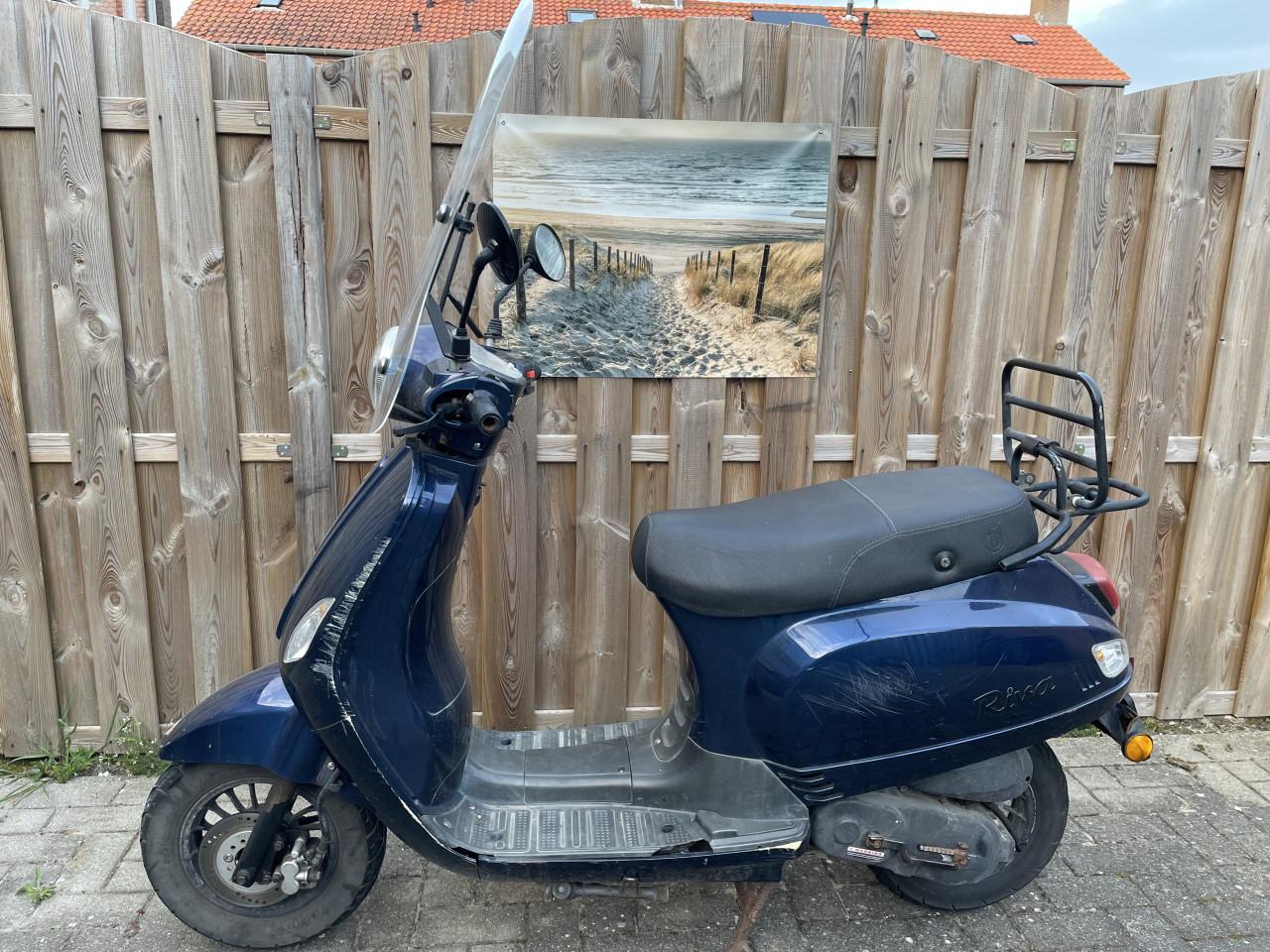 Riva Scooter geel kenteken met gebruikers sporen