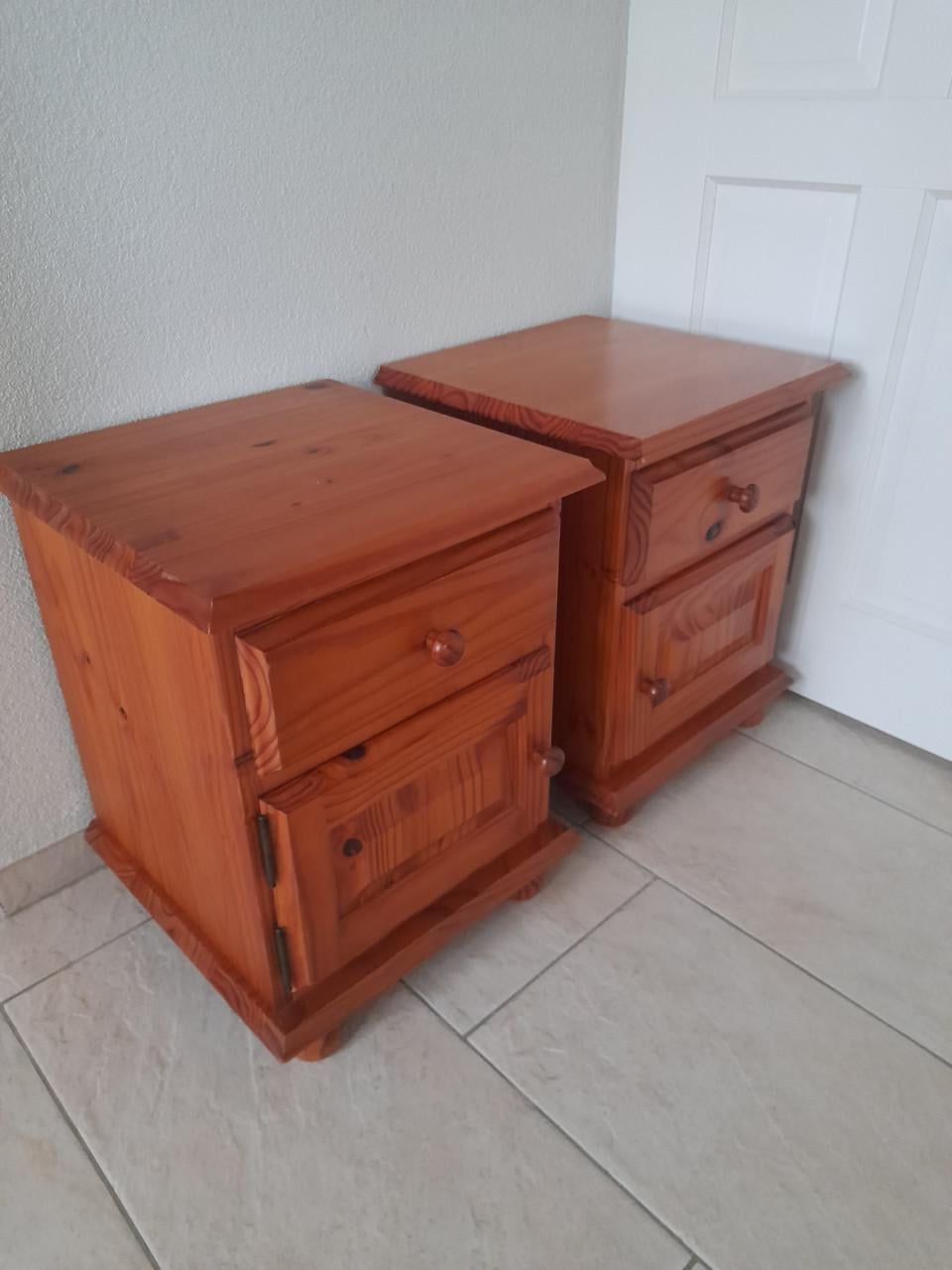 2 Nachtkastjes 44 x 44 x 55H ( in goede nette staat )