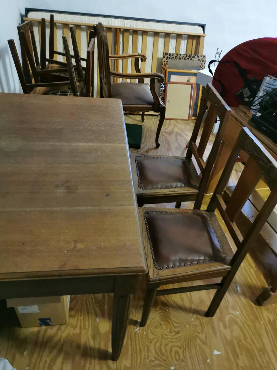 Eettafel met stoelen