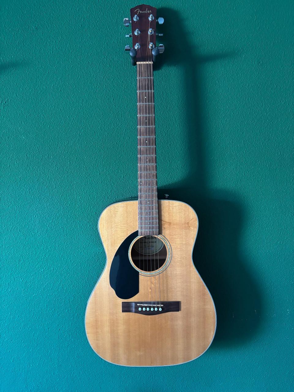 Akoestische linkshandige Fender gitaar