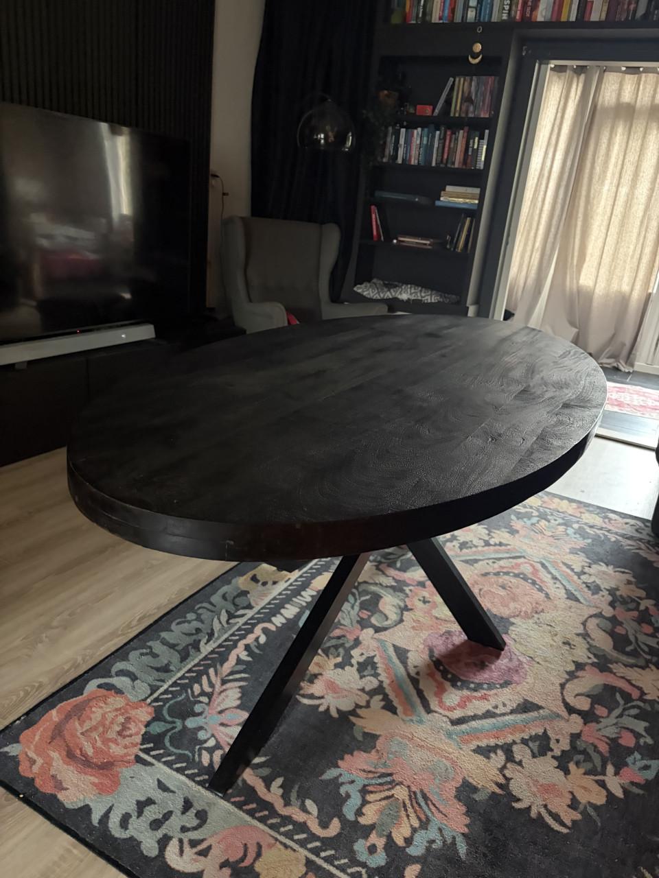 Zwarte mangohouten tafel met gebruikerssporen