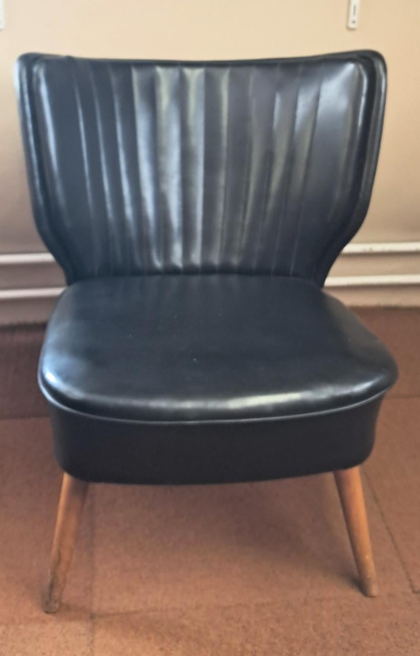 Vintage mid centery jaren 50 club-cocktail stoeltje skai met houten pootjes