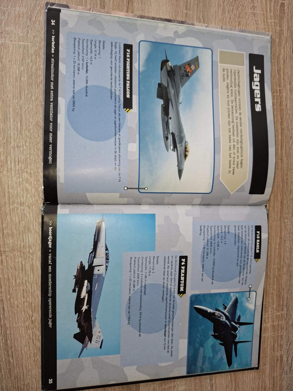 Te koop: jagers, een boek over vliegtuigen.