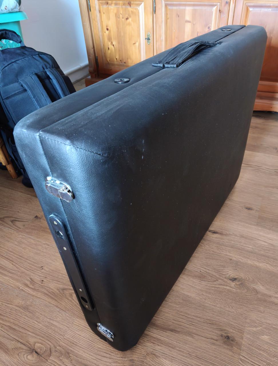 Te koop aangeboden draagbare uitklapbare massagetafel.