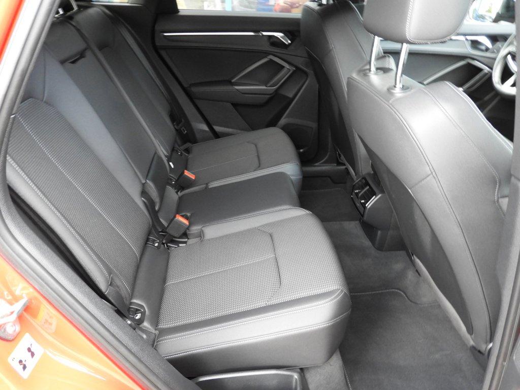 Audi Q3 35 tfsi s-line black optic nap trekhaak