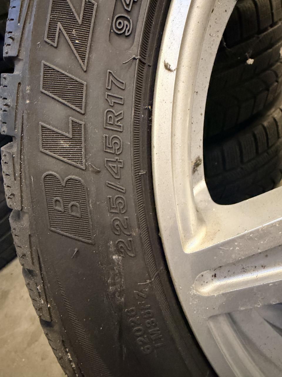 Aluminium Mercedes velgen met nieuwe winterbanden