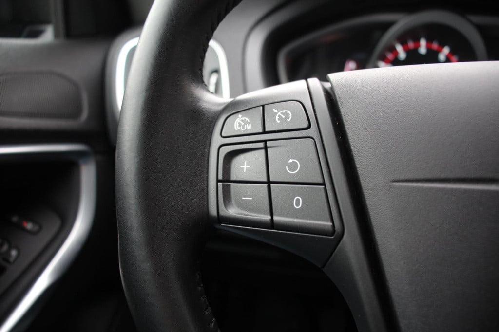 Volvo V40 1.6 t2 you! - xenon - cruise - pdc - high perf audio - dealer oh!