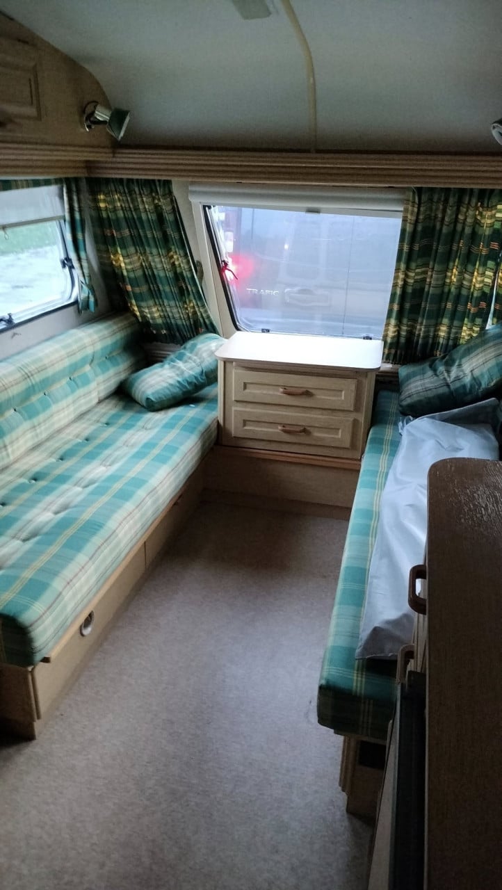 Abbey caravan met ENKELE bedden plus voortent en luifel