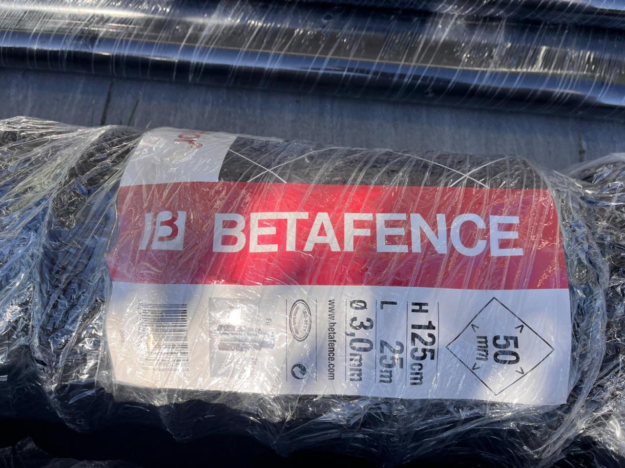 Ruim 50 meter hekwerk met dubbele poort, afsluitbaar.