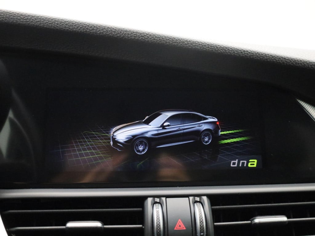 Alfa Romeo Giulia 2.0t sprint | lmv | automaat | parkeer sensoren | camera 