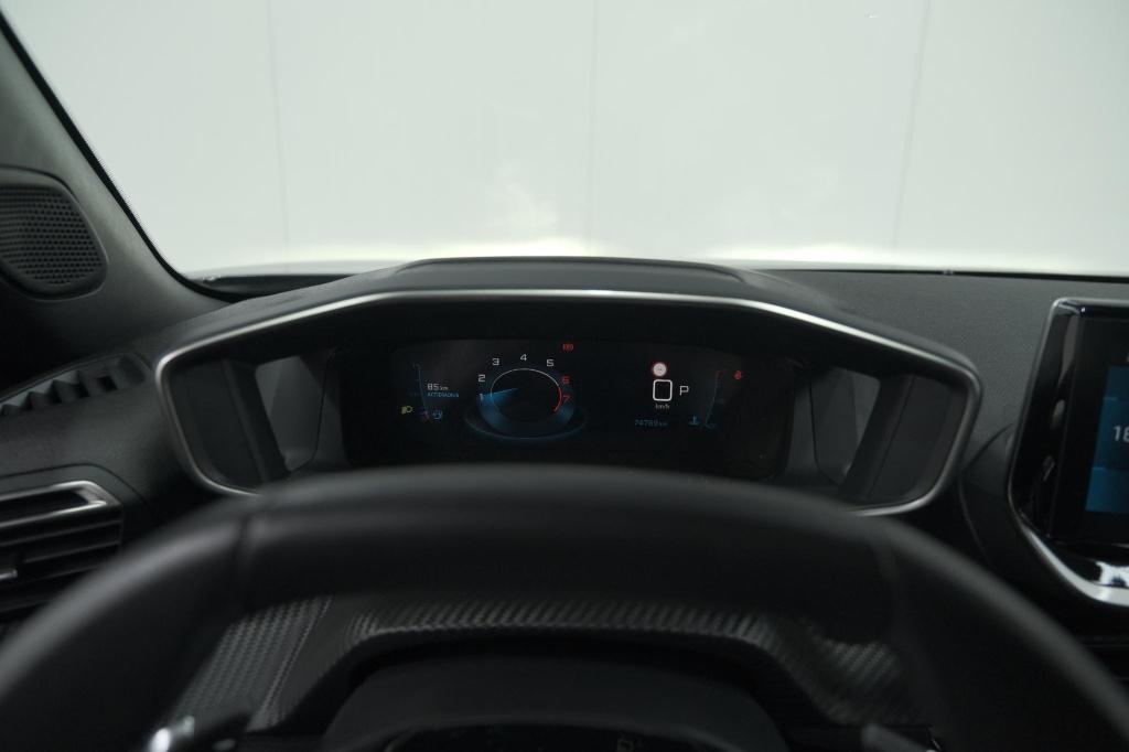 Peugeot 2008 puretech 130 eat8 allure pack | camera | apple carplay | parke