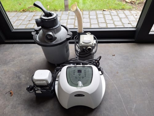 Intex filterpomp, zoutwatersysteem en 2 zwembaden