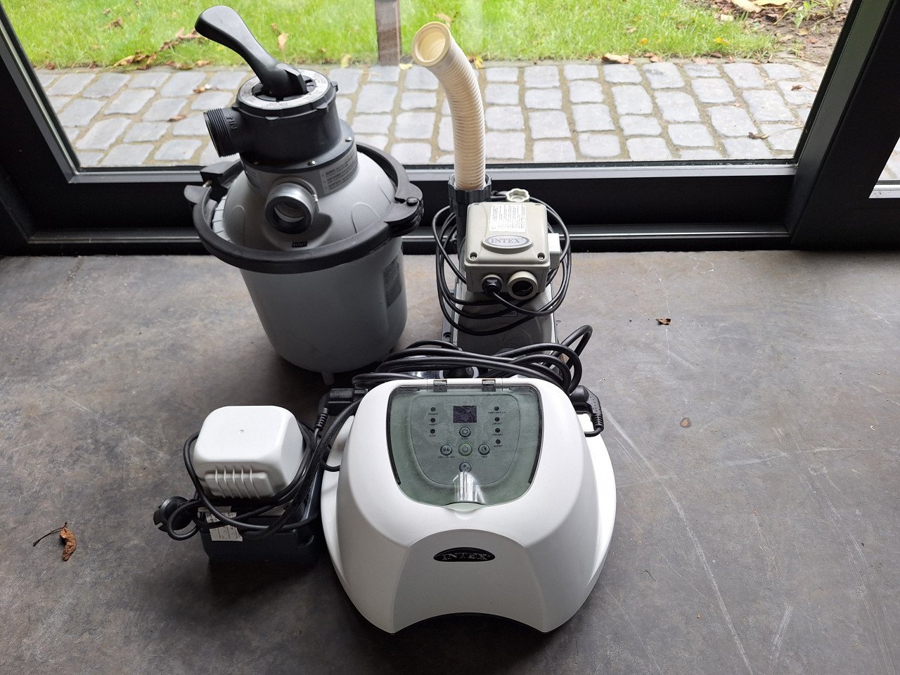 Intex filterpomp, zoutwatersysteem en 2 zwembaden