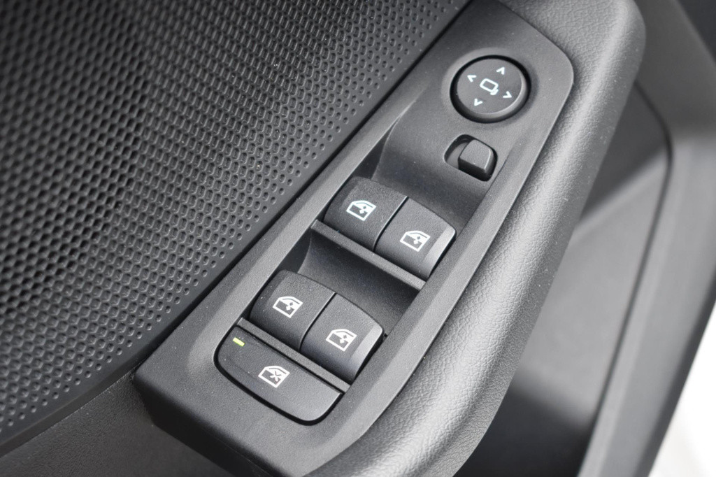 BMW 1 Serie 118i sport line | stoelverwarming | apple carplay | android aut