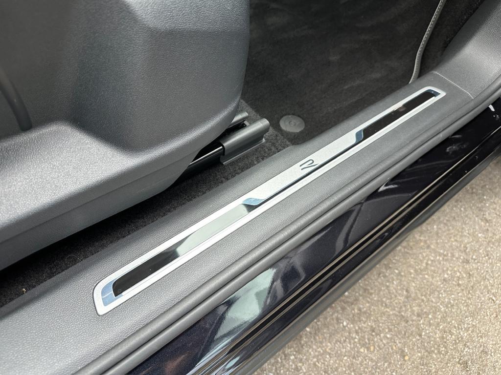 Volkswagen Tiguan 1.5 tsi 150pk dsg r-line | panoramadak | 20 inch | black 