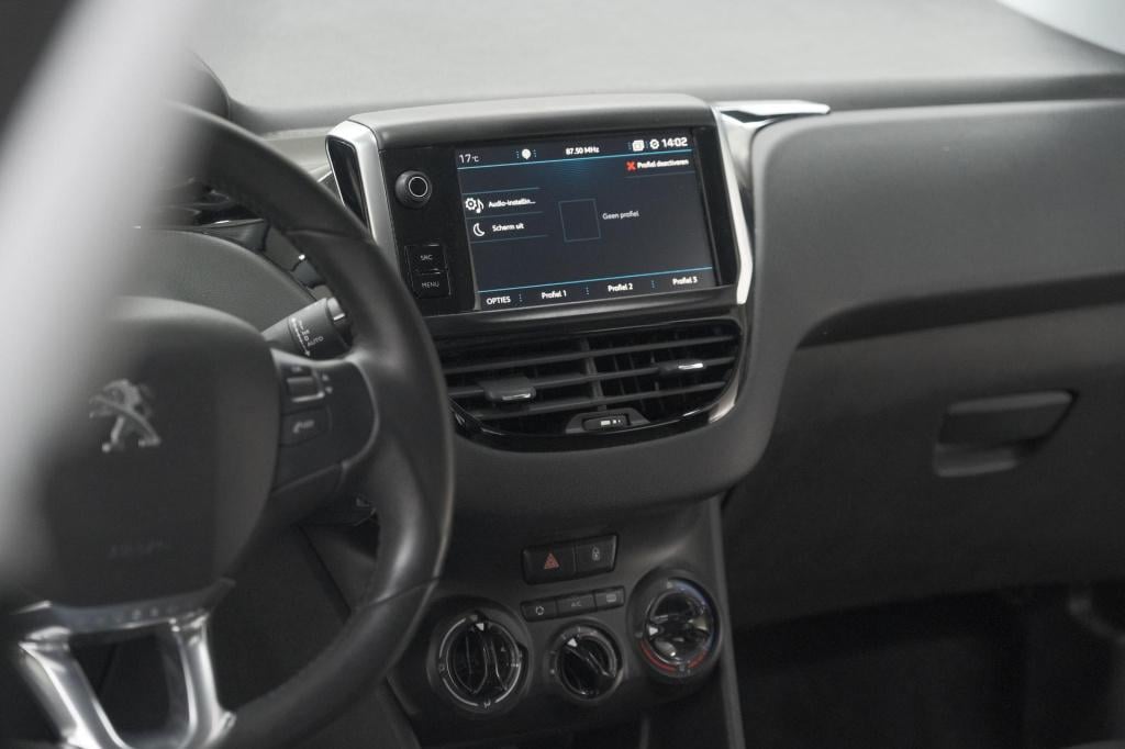 Peugeot 208 puretech 82 signature | allseason banden | navigatie | parkeers