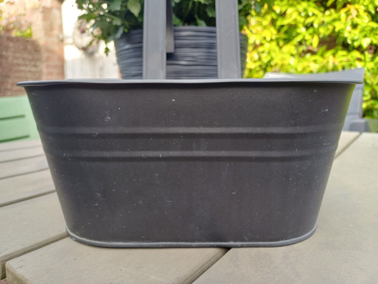 Kleine TUIN? Leuk metalen REK met 3 bijpassende bloembakken