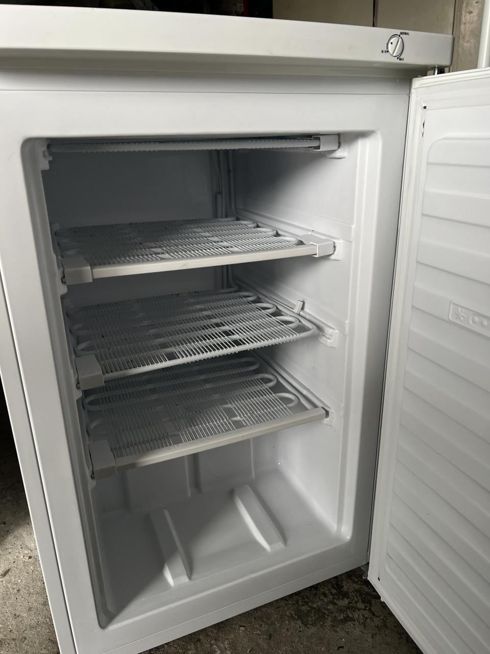 Tafelmodel vrieskast 85x55 cm. Vriezer Inhoud 91 liter