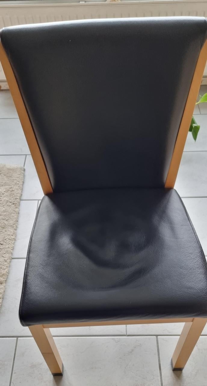 MO0IE EETKAMERTAFEL incl. 4 STOELEN MET LEDEREN ZITTING
