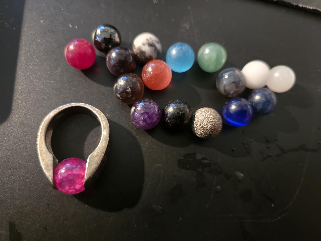 Zilveren Melano ring maat 17.25 Met 17 balletjes