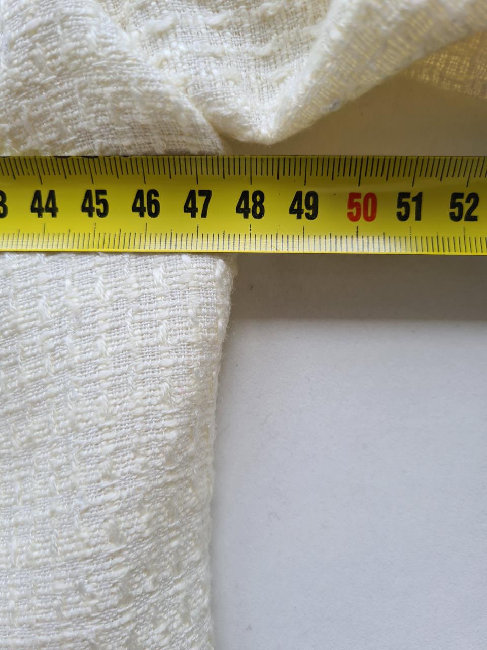H&M bouclé jasje in de kleur room wit met zwarte bies. Maat 40