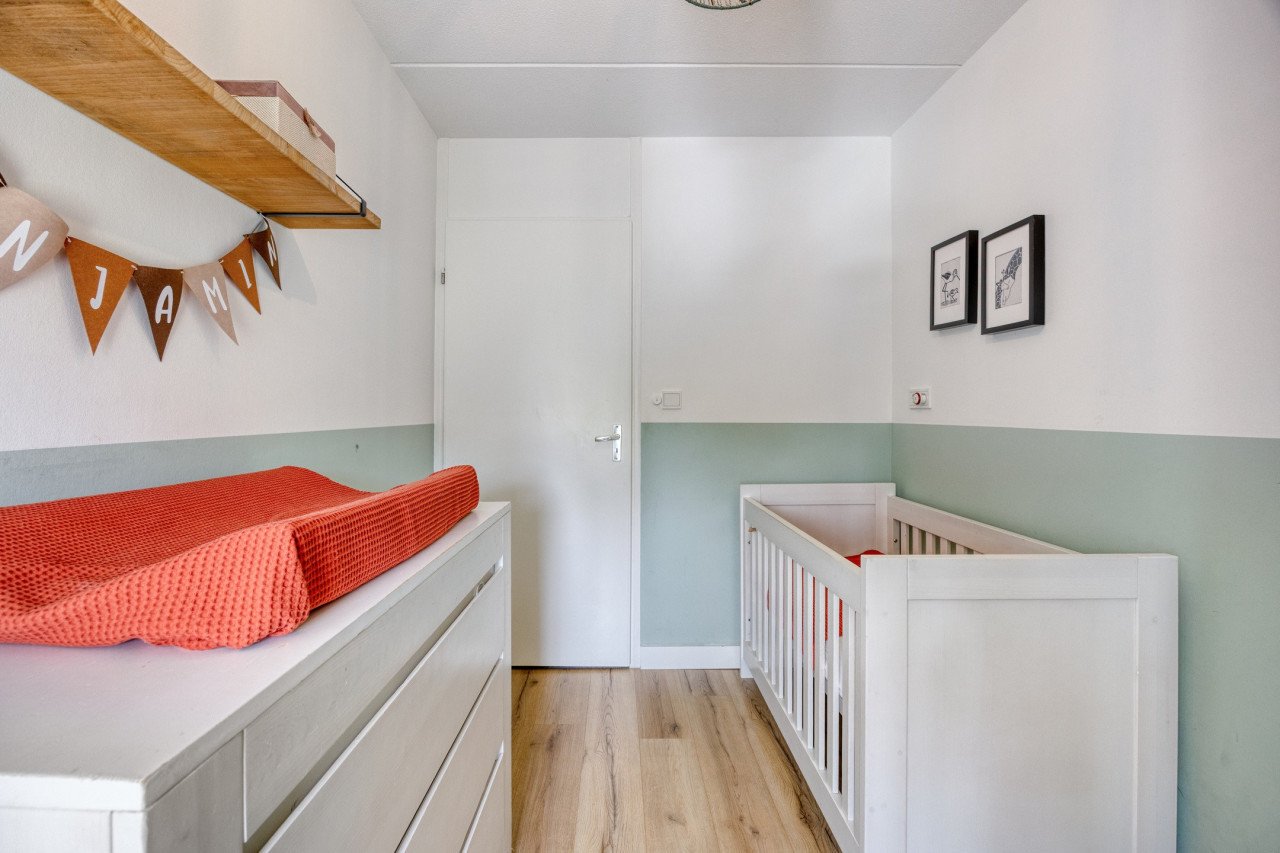 Babykamer; commode, kast en bedje