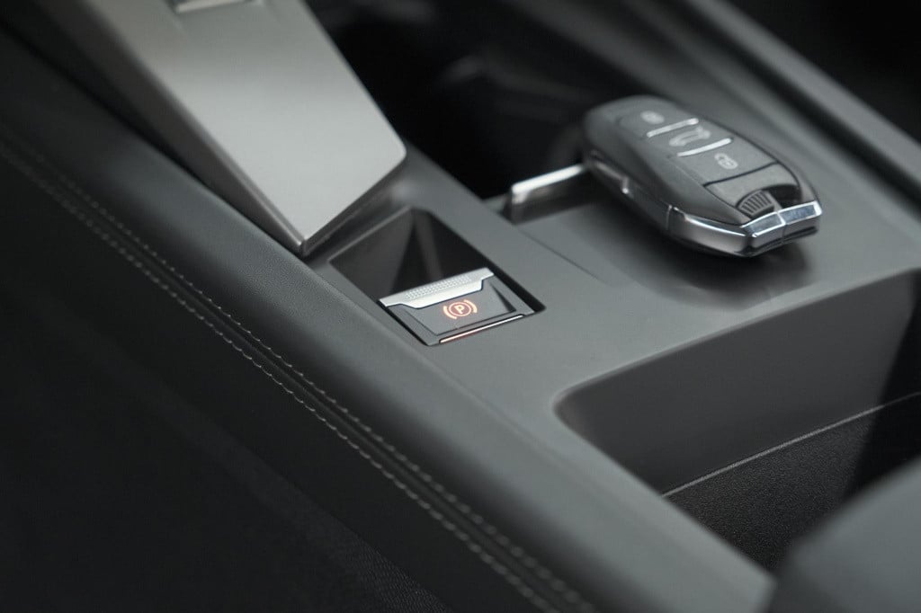 Peugeot 408 1.2 hybrid 136 e-dcs6 allure | 360 camera | navigatie | parkeer