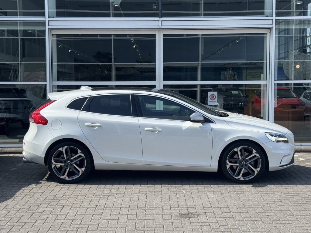 Volvo V40 t3 153pk polar+ sport| panodak| trekhaak| camera| h&k sound