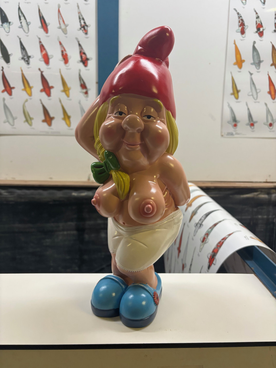 Tuinkabouter wit met gouden zonnebril